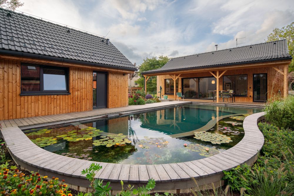 Dřevostavba v zátiší s lekníny